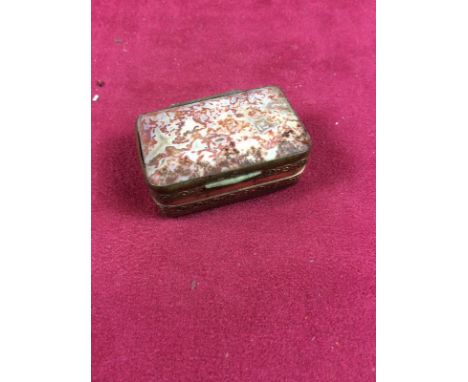 A 19th Century agate snuff box