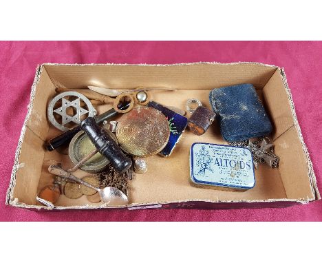 A tray containing a corkscrew; two old keys; a compact; a 19th Century silver teaspoon etc.