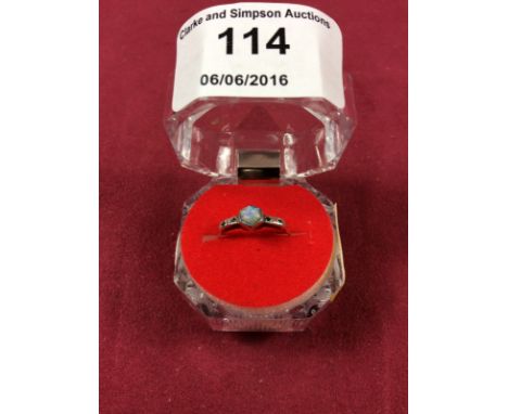 A 9ct gold opal set ring 