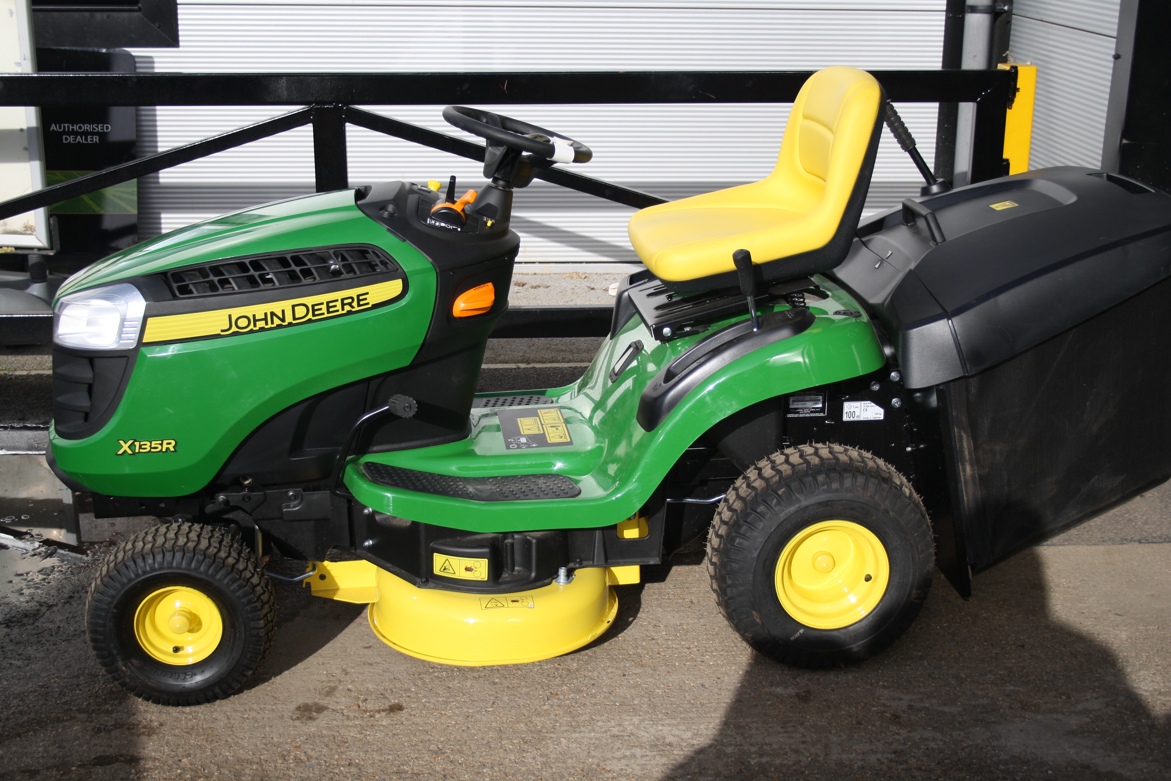 JOHN DEERE X135R RIDE ON MOWER EX SHOWROOM NEW CONDITION FEW