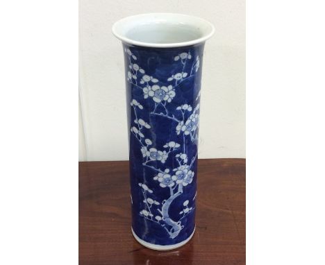 A tall Chinese blue and white vase decorated with flowers. Seal mark to base. Est. £30 - £50. 