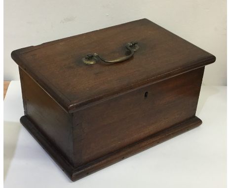 A Georgian mahogany tea caddy / writing box with brass handle. Est. £30 - £40.