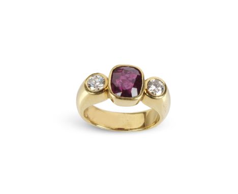 Ring18kt Gold gemarktMittig ein Granat oder Rubin und seitlich zwei Brillanten (zusammen ca. 0,4-0,5 ct), schöne Farbe &amp; 