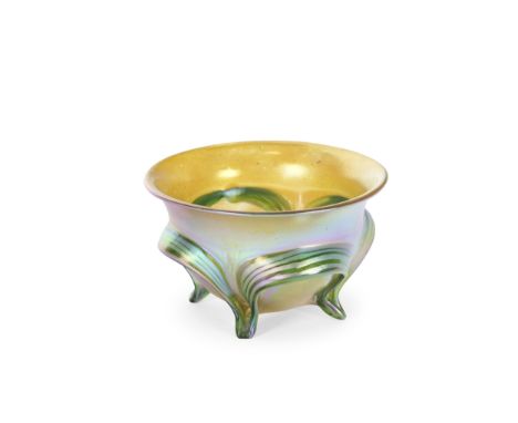 Johann Loetz WitweGlasschale um 1900/1905Silber irisierend mit BlätternHöhe 10,5 cm, Durchmesser 17 cmEin Fuß abgesplittert