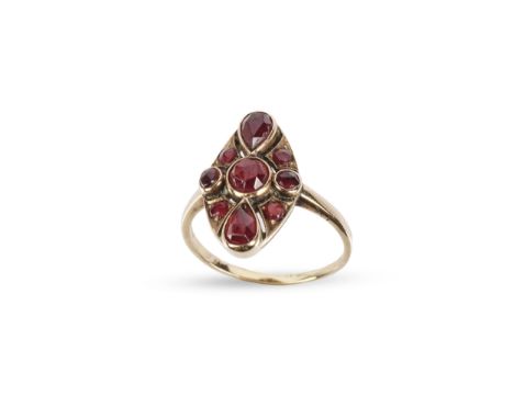 Ring mit GranatenGelbgold gemarktRW 57 Gewicht 3,5 cm