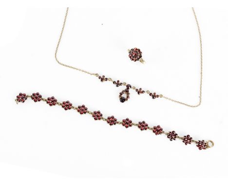 Granatgarnitur3-teilig: Kette, Armband &amp; Ring14kt GelbgoldLänge Kette 25 cmLänge Armband 18 cmRW 54 Gewicht 22,7 g 