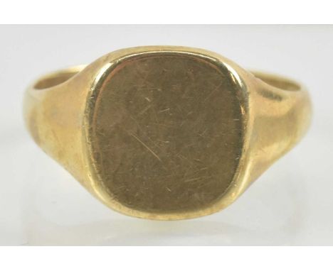 A 9ct gold signet ring, size Y, approx 6.7g.