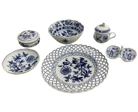 MEISSEN; six pieces of modern blue and white porcelain including pierced blue and white porcelain plate, diameter 23cm, bowl,