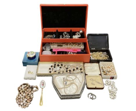 A quantity of costume jewellery including beads, brooches, pearls, rings, earrings, etc.