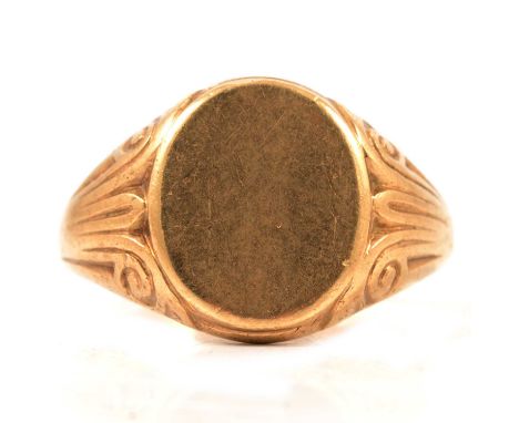 A gentleman's 9 carat yellow gold signet ring, plain polished oval head with scroll design shoulders ring size S, Birmingham 