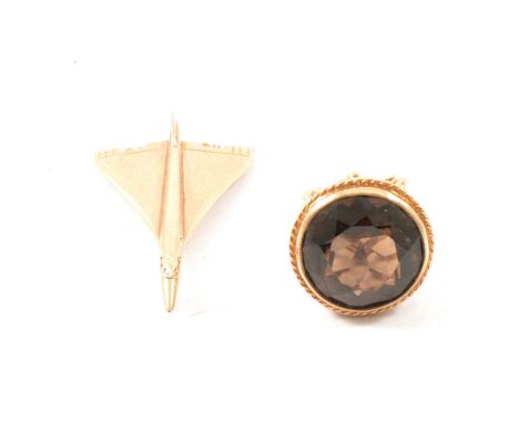A vintage 9 carat yellow gold 35mm Concorde charm, Birmingham 1969, 4.2g; a 9 carat yellow gold seal set with a circular face