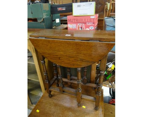 A neat small drop leaf gate-leg table