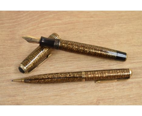 A boxed Parker Vacumatic fountain pen and propelling pencil in Golden web pattern with two narrow gold cap bands having Parke