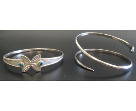 GEM SET MALCOLM GRAY FOR ORTAK SILVER BANGLEwith fan detail; and an unmarked silver snake bangle (2)