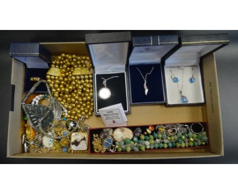 GOOD SELECTION OF SILVER AND OTHER JEWELLERYincluding stone set and other silver rings and pendants, a Sheila Fleet pink enam