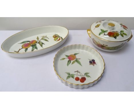 THREE PIECES OF ROYAL WORCESTER EVESHAM PATTERN DISHESincluding a circular lidded casserole dish, shaped flan dish and an ova