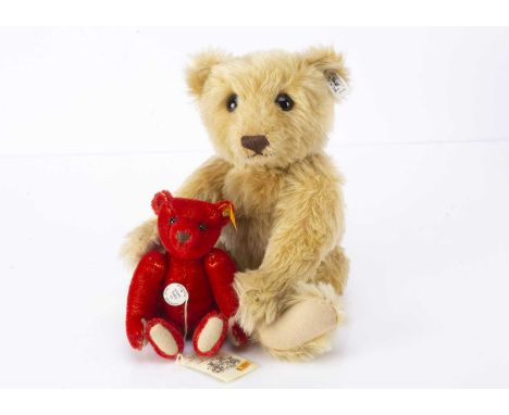 A Steiff limited edition British Collectors replica 1906 Teddy Bear, 2494 of 3000 for the year 1990 made exclusively for the 