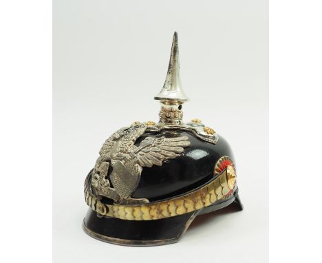 Baden: Miniatur-Pickelhaube für Offiziere der Badischen Dragoner-Regimenter 20, 21 und 22.Schwarzer Fiber Korpus, silberner B