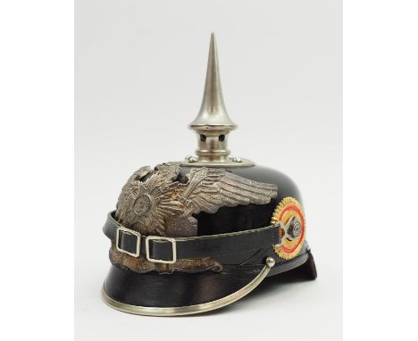 Baden: Miniatur-Pickelhaube für Mannschaften im 1. Badischen Leib-Grenadier-Regiment Nr. 109.Schwarzer Fiber Korpus, silberne