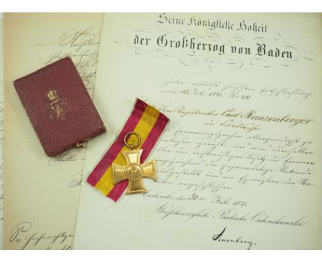 Baden: Erinnerungskreuz für freiwillige Krankenpflege (1870-1871), im Etui mit Urkunde für einen Großherzoglichen Zollinspekt
