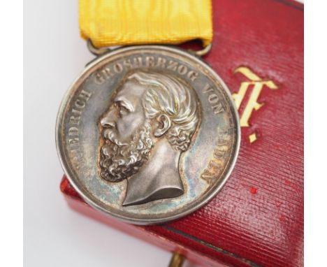 Baden: Silberne Verdienstmedaille, Großherzog Friedrich, im Etui. Silber, im roten Verleihungsetui mit goldener Deckelprägung
