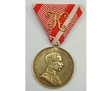 Österreich: Tapferkeitsmedaille, 7. Modell (1866-1914), in Gold, mit K Auflage.Silber vergoldet, im Kontrollamtspunze A im Kr