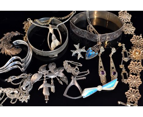 A small parcel lot of silver and sterling silver jewellery to include a Mexican panel link bracelet, stamped, a modern silver