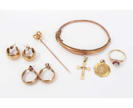 9ct gold jewellery, to include bracelet, tie pin, fancy stone cluster ring, two pairs of hoop earrings, crucifix, St Christop