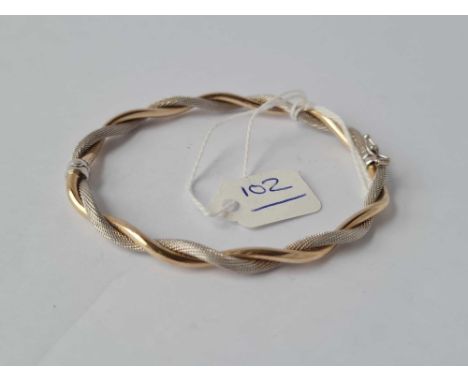 A two colour gold twist bangle 9ct - 5.3 gms 