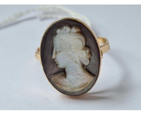 A carved MOP cameo ring set in gold size t 1/2 - 3 gms 