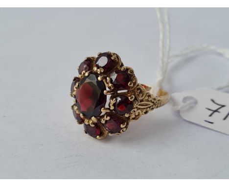 A large vintage 9ct garnet cluster ring size P 6.5g inc