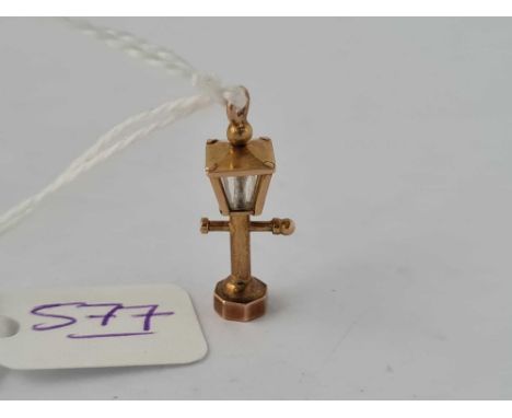 A gold charm in the form of a lamp post - 1.6 gms 