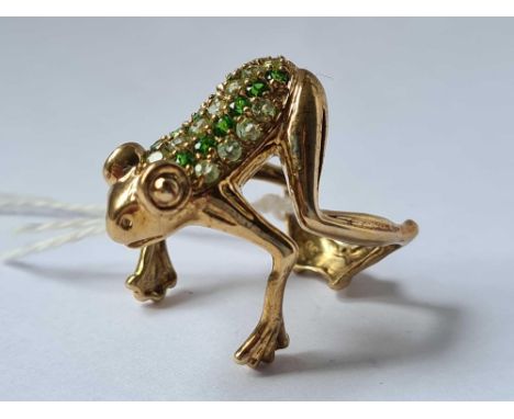 A UNUSUAL DIAMOND AND EMERALD SET RING IN THE FORM OF A FROG SET IN GOLD SIZE P - 6.7 GMS MAKERS MARK KN