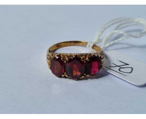 A vintage three stone garnet 9ct ring size M 3g inc