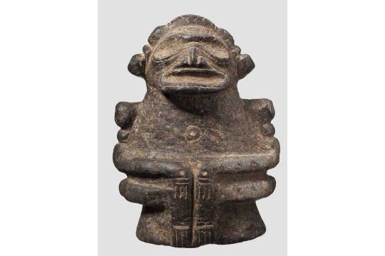 Steinskulptur Eines Sitzenden Menschen Taino Kultur Karibik 11 15 Jhdt Auf Konischem Pod