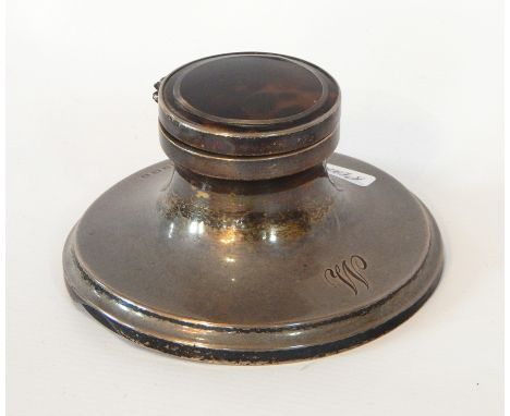 A George V silver capstan inkwell, the hinged cover with faux-tortoiseshell top, Birmingham 1945, diameter 11cm 