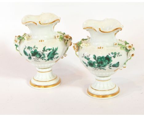 A pair of Meissen small vases decorated with green floral pattern on white ground and ceramic roses in relief, urn-shaped, 10