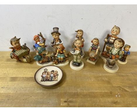 A collection of Hummel figures, tallest measures 15cm high, and a decorative plate (12)