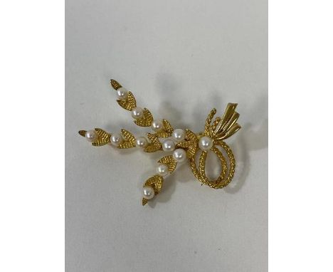 A 9ct gold pearl floral spray brooch measures 5cm weighs 7.77 grammes