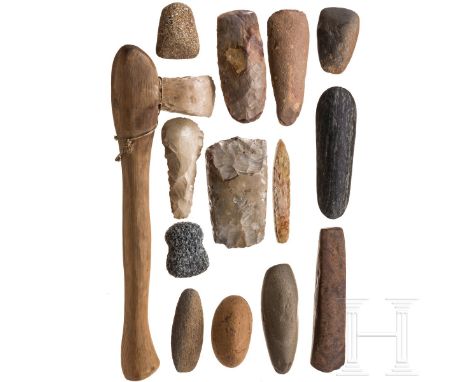 14 jungsteinzeitliche Steinwerkzeuge, meist Beile, um 4. - 3. Jtsd. v. Chr.  Sammlung jungsteinzeitlicher Beile aus verschied