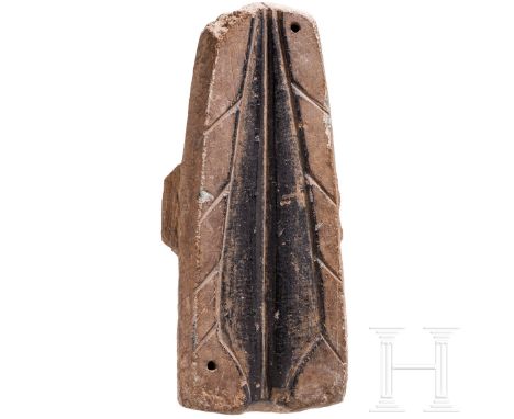 Steinerne Hälfte einer Gussform für eine Lanzenspitze, späte Bronzezeit, 12. - 9. Jhdt. v. Chr.  Hälfte einer Gussform aus Fe