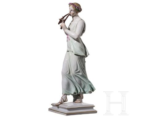 Große Porzellanfigur einer Flötenspielerin (Euterpe), Meissen, 1860 - 1923   Auf einem quadratischen Sockel mit Stein. Dame m
