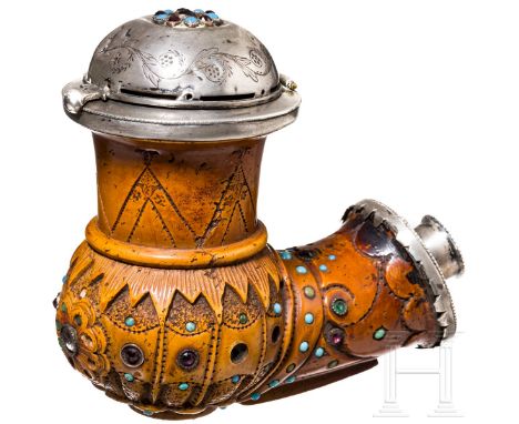 Meerschaum-Pfeifenkopf, 19. Jhdt. Meerschaum, Silbermontur. Aufwendig ornamental geschnitzter und mit Schmucksteinen besetzte