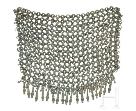 Ringgeflecht mit Anhängern aus Bronze, Eisenzeit Südosteuropas, 6. Jhdt. v. Chr.  Ca. 22 cm breites und 18 cm hohes Bronzerin