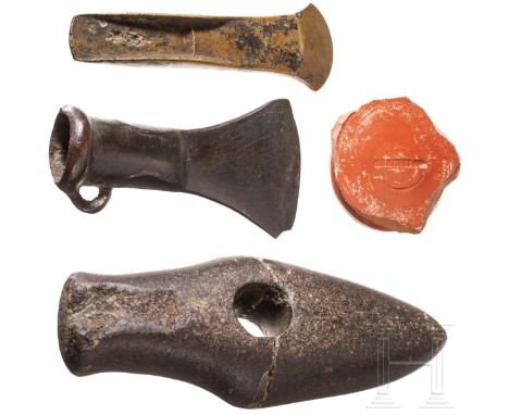 Steinaxt, Randleistenbeil und Tüllenbeil, Kupferzeit und Bronzezeit, Mitte 3. Jtsd. bis 8. Jhdt. v. Chr., dazu Terra-Sigillat