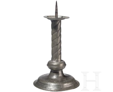 Dornleuchter aus Zinn, norddeutsch, um 1700  Gewölbter Standfuß, spiralig gekehlter Schaft mit kräftigem Nodus. Tropfschale m