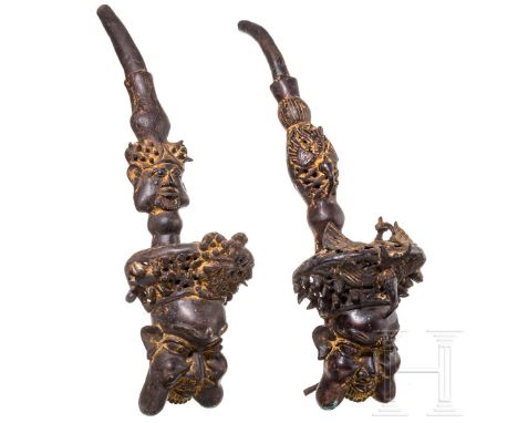 Zwei Bronzen in Pfeifenform, Bamum, Kamerun  Bronze, dunkel patiniert. Reich gegliederte Schäfte, in ausdrucksstarke Köpfe mi