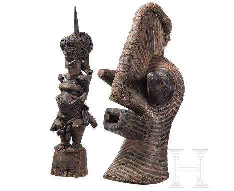 Nkisi-Zauberfigur und große Kifwebe-Maske der Songye, Kongo  Große, ausdrucksstarke Kifwebe-Maske mit kräftigem Kamm sowie st