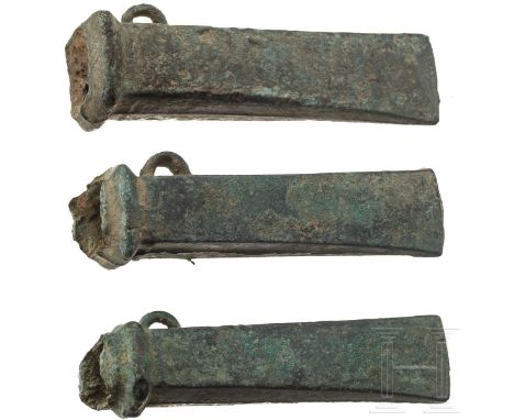 Drei Bronzebeile Typ Dahouet, bretonisch, späte Bronzezeit bis frühe Eisenzeit Westeuropas, 10. - 5. Jhdt. v. Chr.  Gegossene