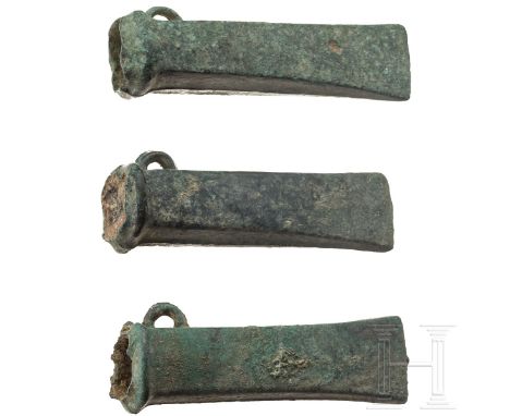 Drei Bronzebeile Typ Dahouet, bretonisch, späte Bronzezeit bis frühe Eisenzeit Westeuropas, 10. - 5. Jhdt. v. Chr.  Gegossene